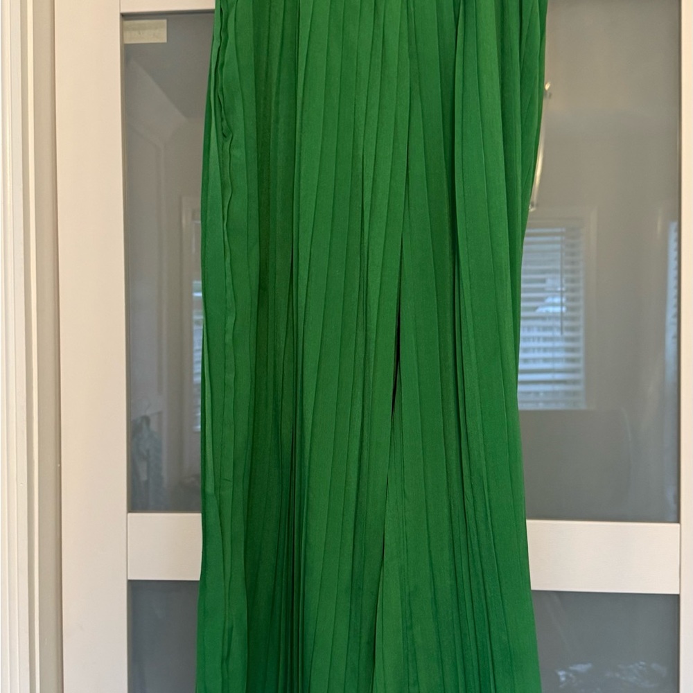 Elegant Green Pleated Wide legs- Never Worn - Picture 3 of 9